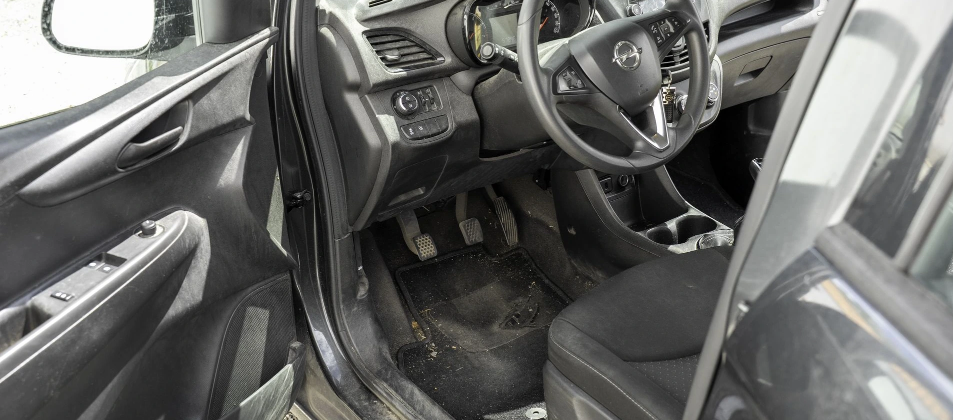 Opel Karl avant nettoyage intérieur voiture Alion Detailing