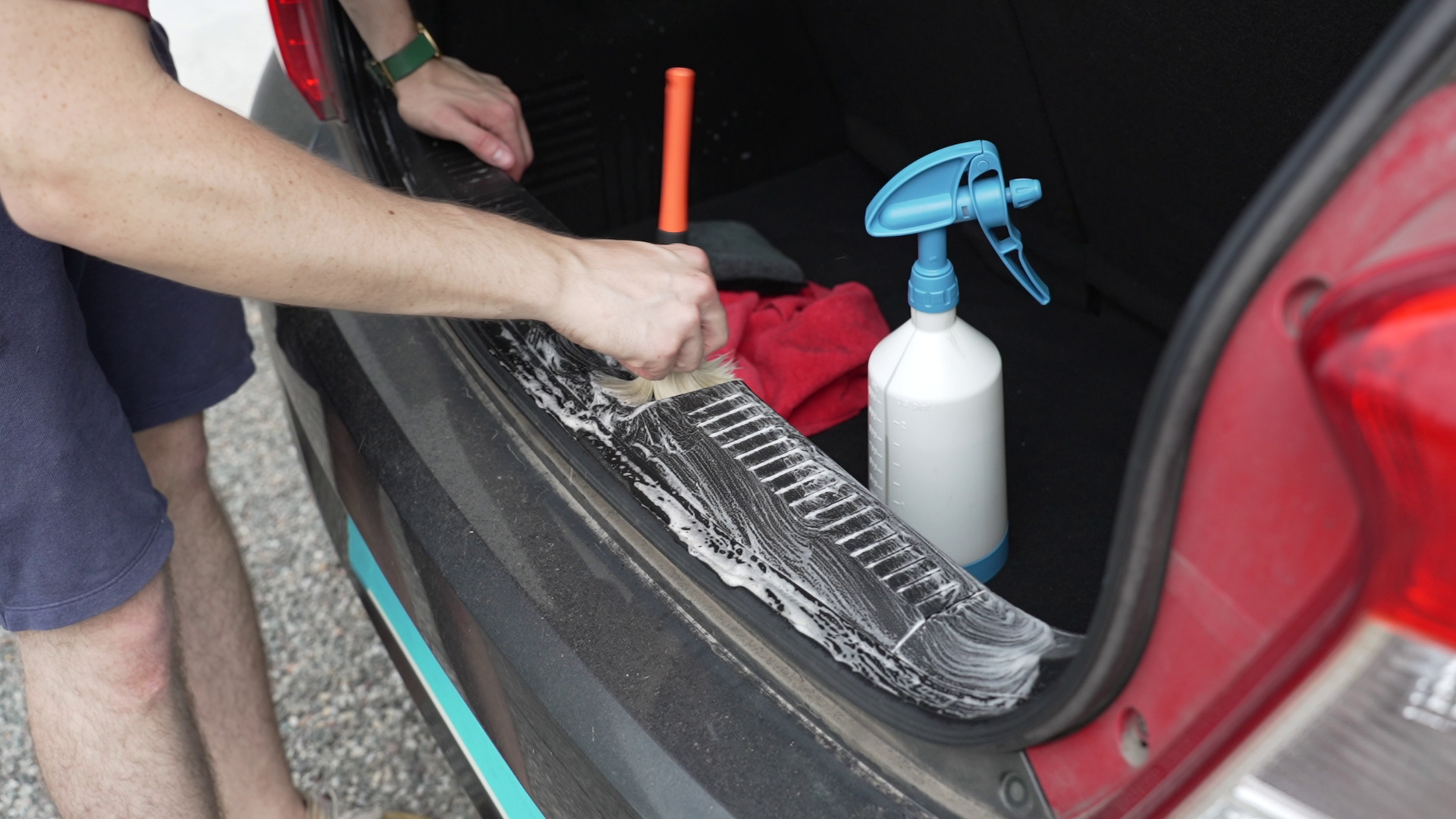 Nettoyage passage de porte avec pinceau Opel Karl Alion Detailing