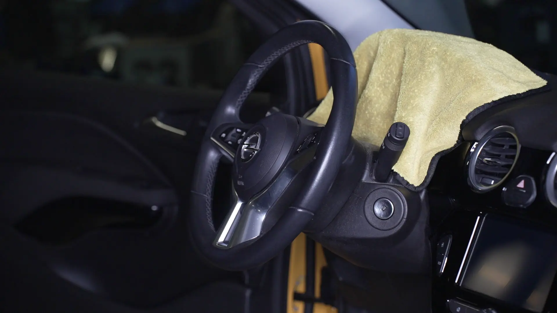 Volant Opel Adam avant nettoyage Alion Detailing