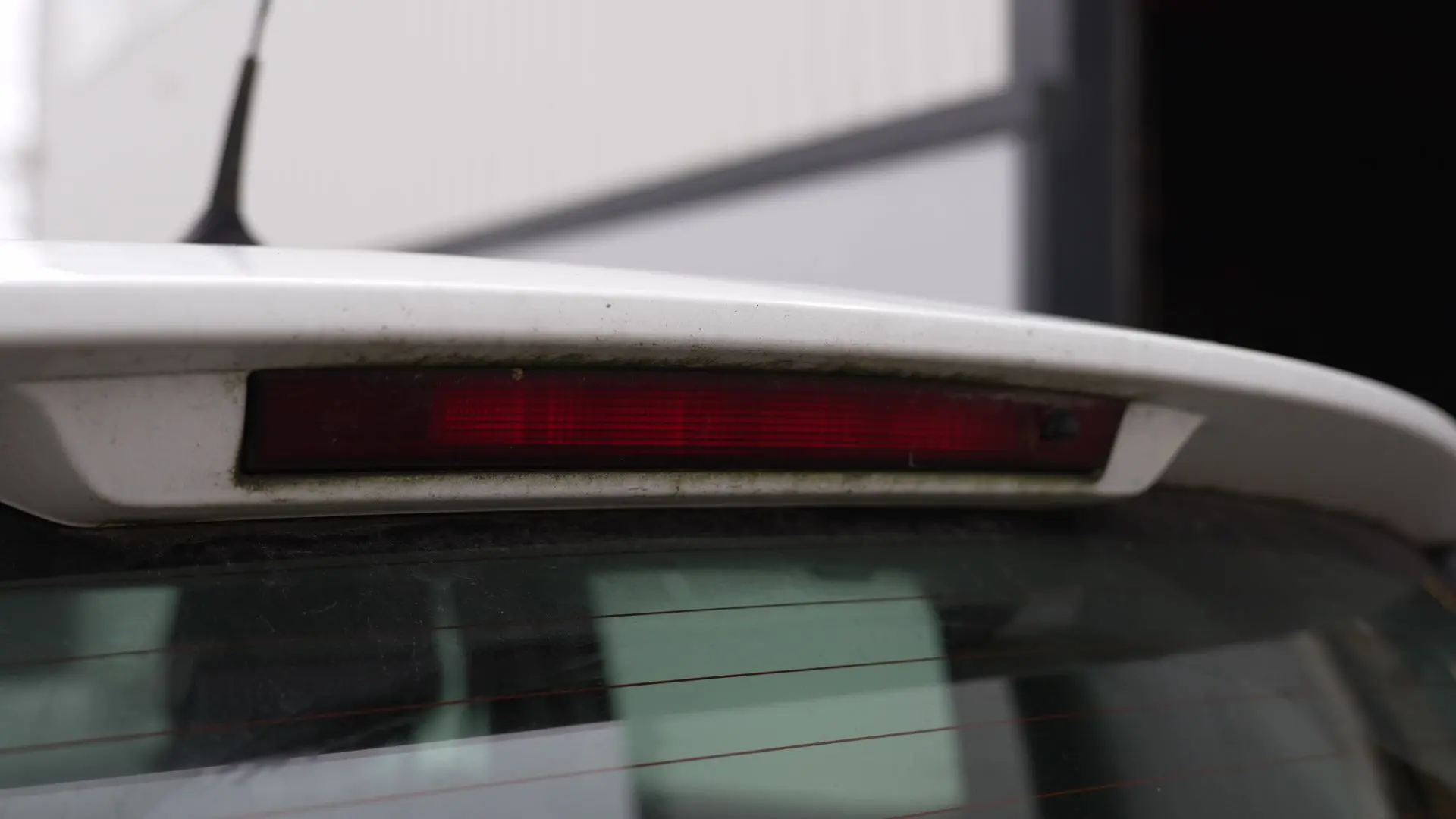 Feu Stop Renault Clio IV avant nettoyage Alion Detailing