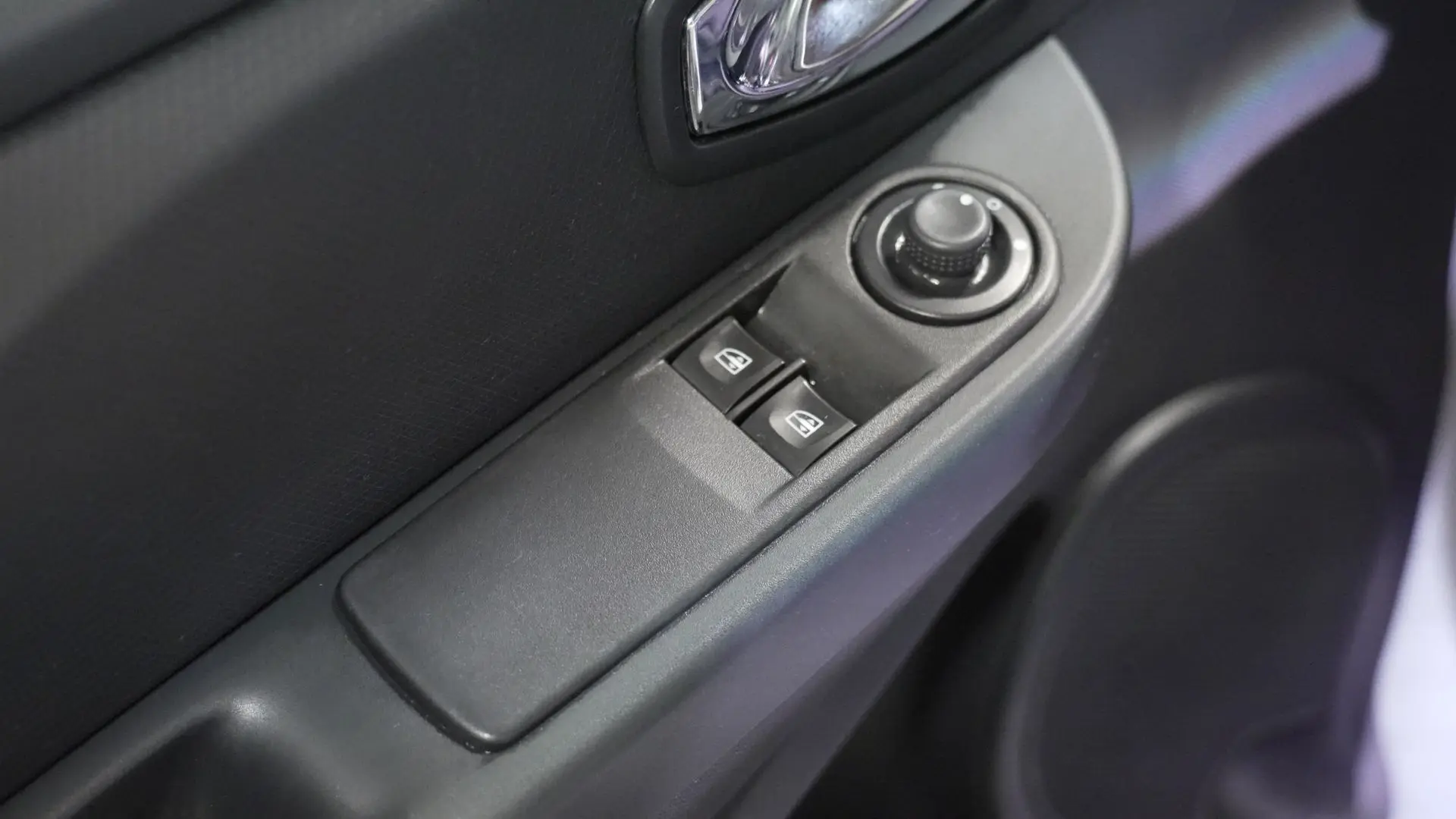 Commandes portières Renault Clio IV après nettoyage Alion Detailing