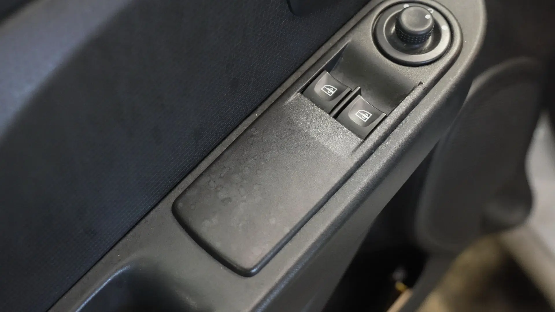 Commandes portières Renault Clio IV avant nettoyage Alion Detailing
