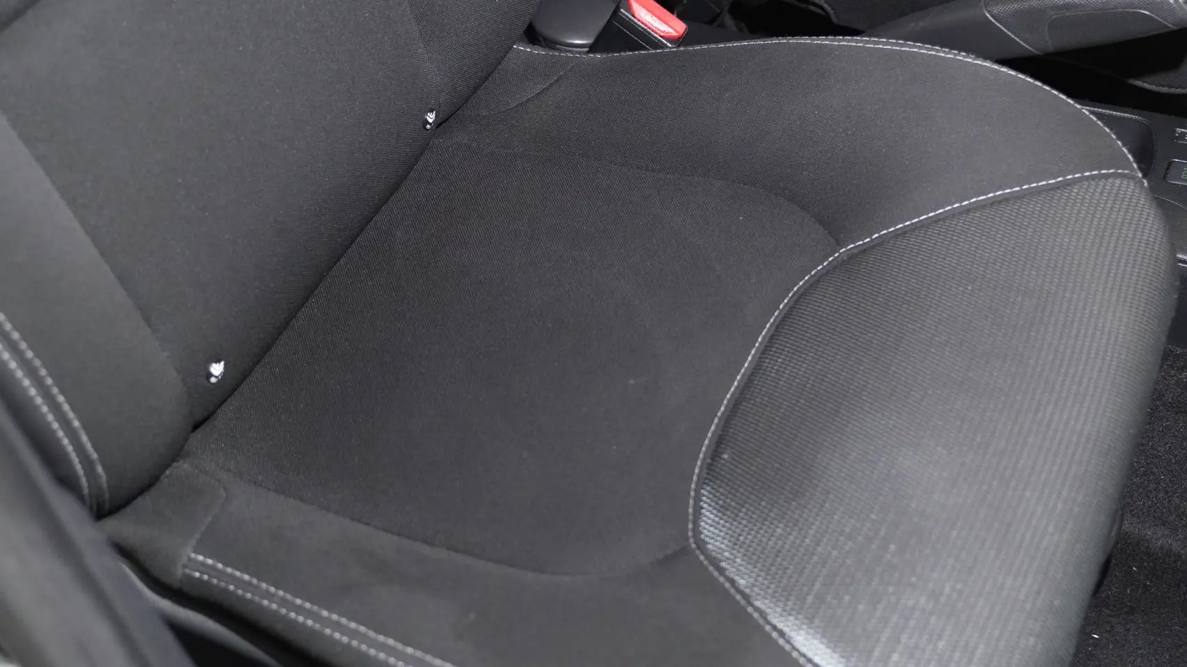 Siège pressing Renault Clio IV après nettoyage Alion Detailing