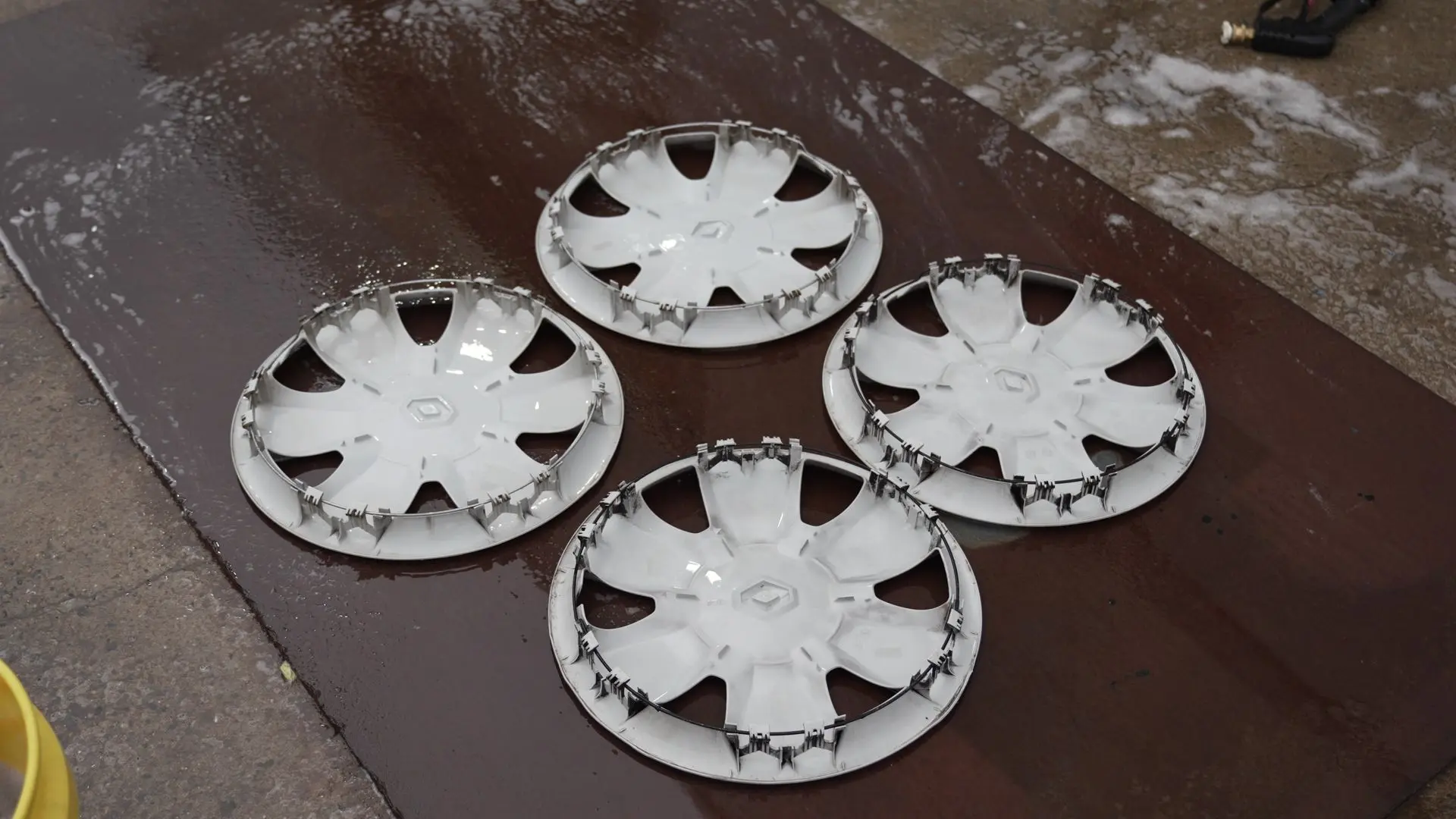 Enjoliveurs Renault Clio IV après nettoyage Alion Detailing