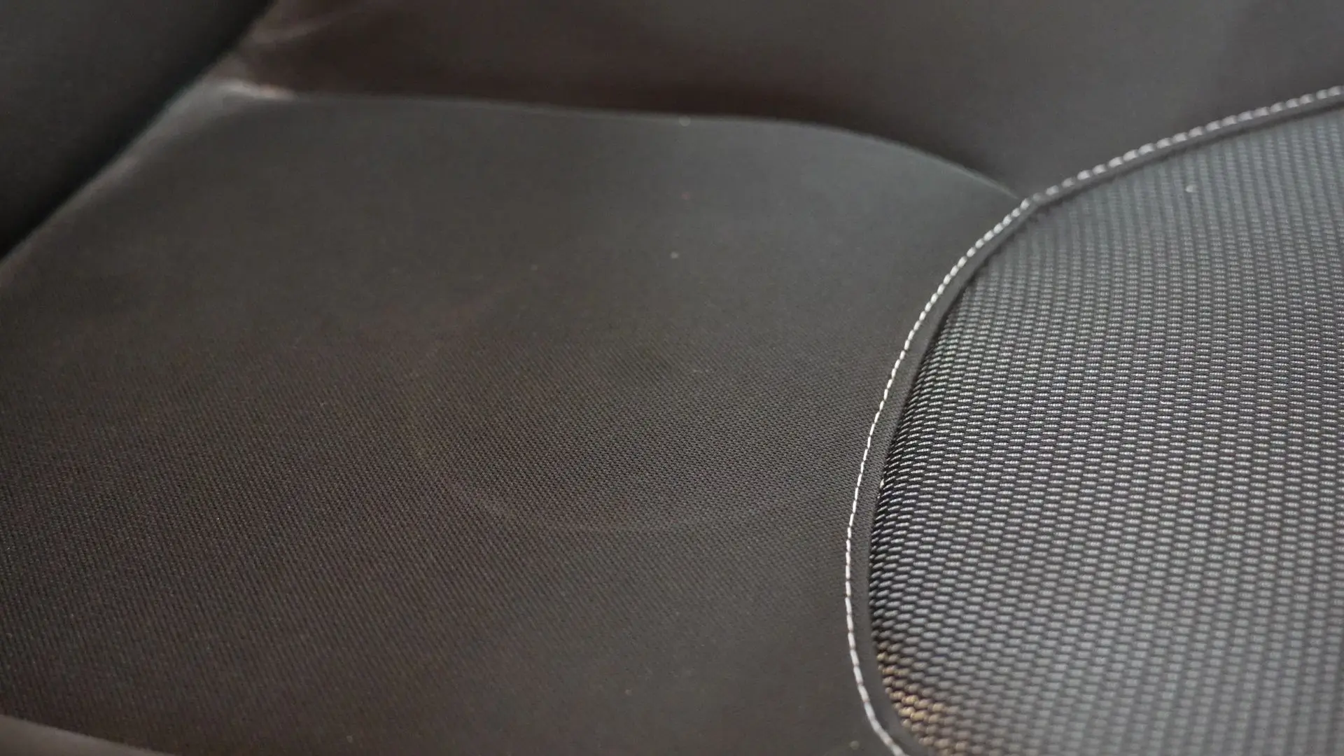 Siège tâche Renault Clio IV avant nettoyage Alion Detailing